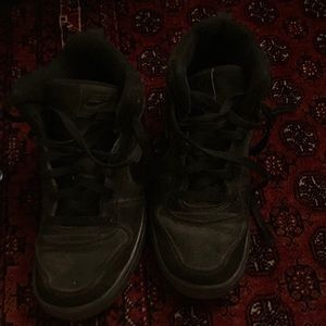 Black Nikes size 7